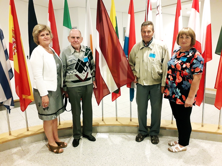 Baušķenieki Eiropas Parlamentā. Signe Daračūne (no kreisās), Alfrēds Kudžs, Vitolds Tūls un Aivija Kļaviņa.
Autors: Vilnis Auzāns