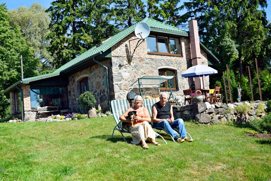 Patiesi dabas mīļotāji, tā jāraksturo Dzintra un Ilmārs Brieži. Šeit ar sirdi un dvēseli rūpējas ne tikai par augiem, bet arī par dzīvniekiem un putniem. To te ir bez sava gala – sīļi, dzeņi, stārķi, pūces, dzeguzes, dažādi sīkie dziedoņi. Tiem dārza vidū speciāli uzmūrēta dzirdinātava. Īpašumā sastopamas vāveres, eži, stirnas un citas dzīvās radības.
Autors: Ivars Bogdanovs