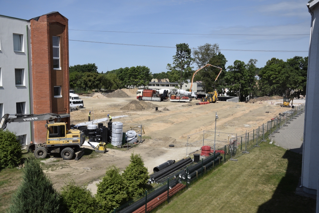 Pēc pārbūves te vieta būs arī lodes grūšanas, modernam tāllēkšanas sektoram, multispēļu laukumiem ar gumijas segumu basketbolam, volejbolam un tenisam. Sava vieta tiks rasta ārtelpas trenažieriem un spēļu laukumiem. Vienu atsevišķo basketbola laukumu ziemā varēs izmantot kā slidotavu.
Autors: Ivars Bogdanovs