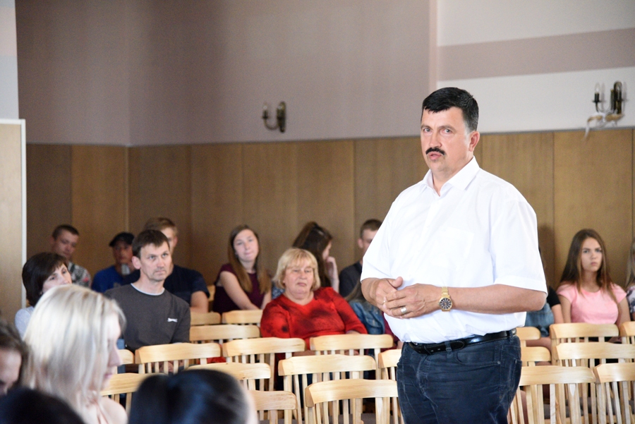 Arnolds Jātnieks sanākušos informēja, ka baumas par direktora atlaišanu un ģimnāzijas statusa noņemšanu nav patiesas.
Autors: Uldis Varnevičs