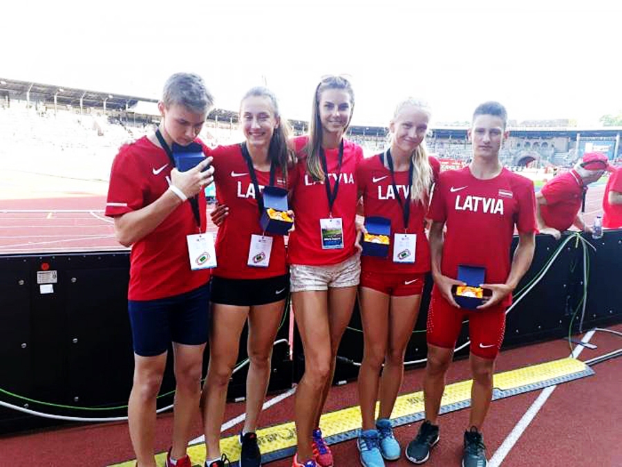 Bauskas komanda. Jorens Maskals (no kreisās), Annija Miļūne, komandas vadītāja Solvita Dzilnava, Gerda Kerija Dreimane un 
Arvis Sūna Stokholmā ar izcīnītajām zelta godalgām.
Autors: no Latvijas Vieglatlētikas savienības albuma