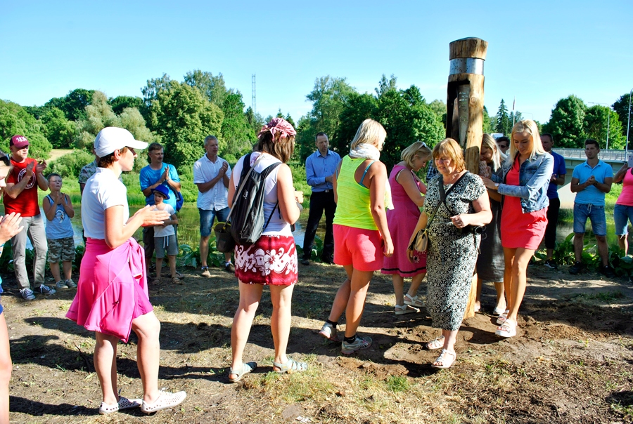 Sievas nostiprina zīmi, apejot tai apkārt dziedot un noglāstot.
Autors: Vilnis Auzāns