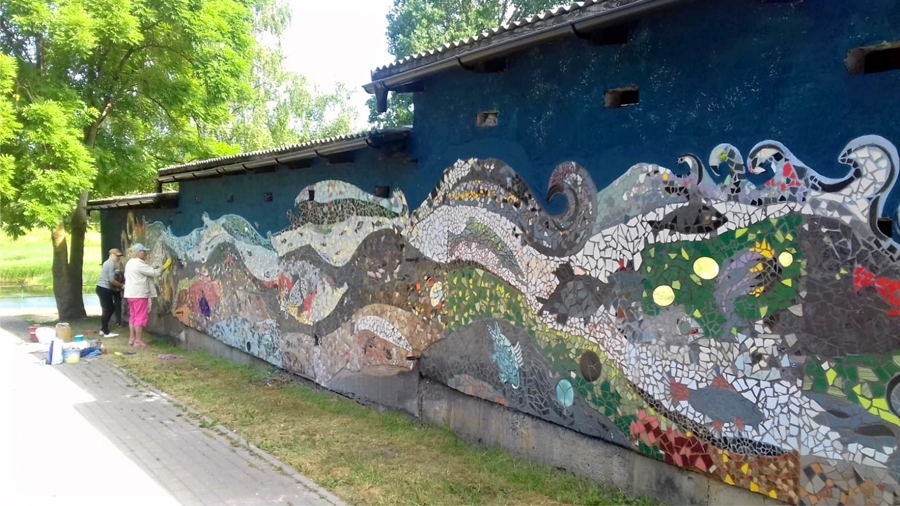 Pirms dažām dienām mozaīka tika pabeigta. Dekoratīvās sienas veidošanā iesaistījās arī Bauskas sociālā centra keramikas pulciņa audzēkņi un skolotāja Daile Feldmane.
Autors: Solveiga Ikerte