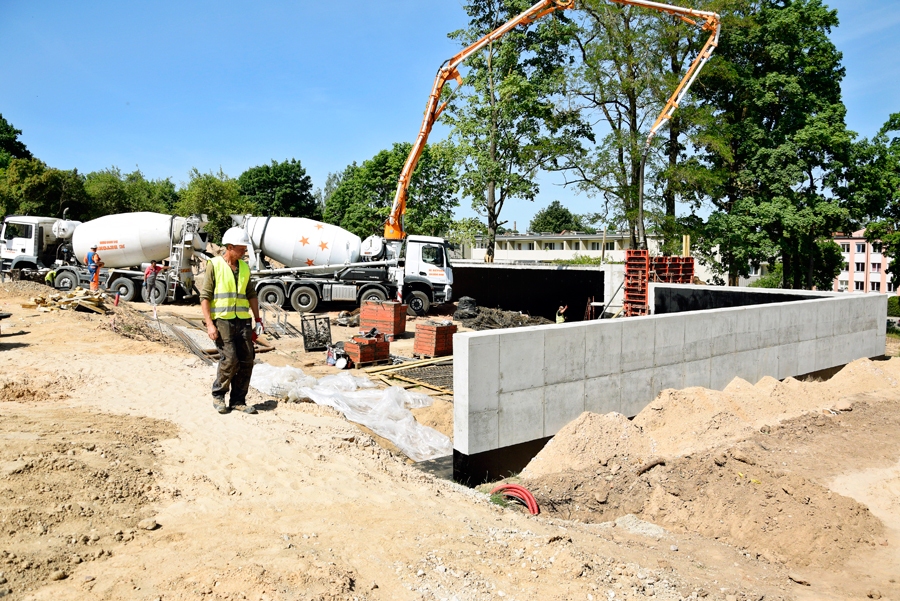 Būvfirma «Reaton Ltd» objektā Bauskas 2. vidusskolā izmanto moderno tehniku, kā arī ik dienas nodarbina vairāk nekā divus desmitus strādnieku.
Autors: Ivars Bogdanovs