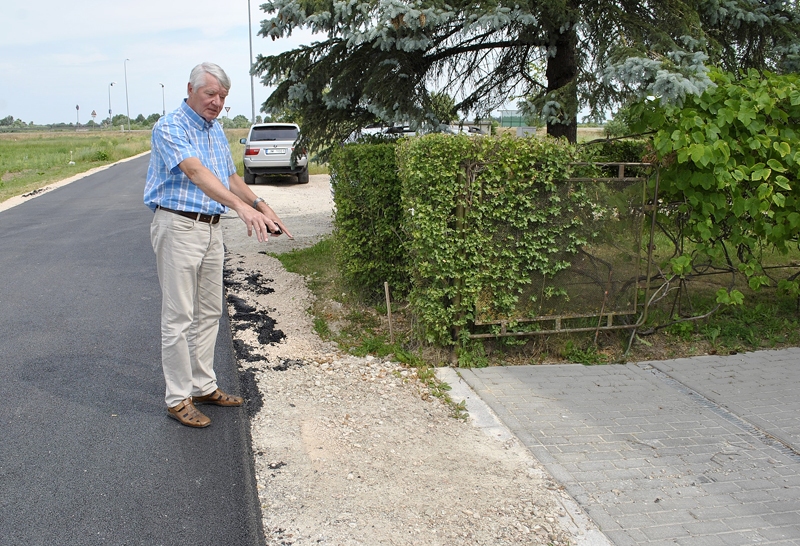 Ceraukstes pagasta pārvaldes vadītājs Viesturs Janševskis skaidro, ka pie privātmāju iebrauktuvēm divu metru garumā uzbērs šķembas un ieklās melno segumu. Tādējādi iebraukšana pagalmā nebūs apgrūtināta.
Autors: Vilnis Auzāns