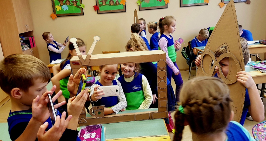 Bauskas sākumskolas 1.a klases skolēni aizvadītajā mācību gadā, darbojoties «eTwinning» projektā «Mans pirmais simts».
Autors: No albuma.