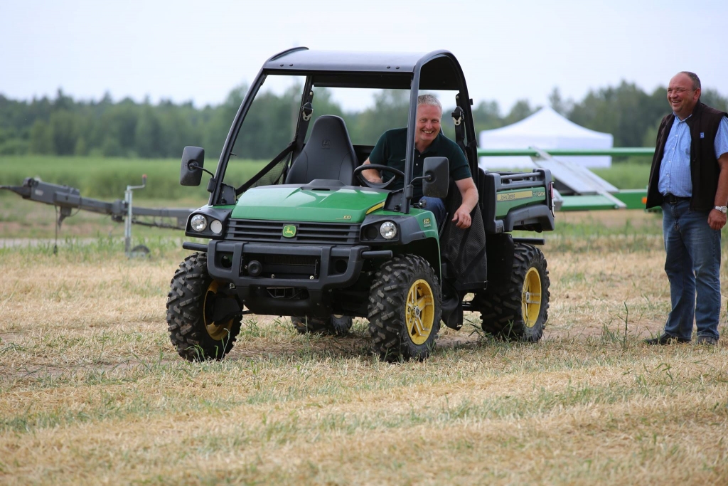 Fonda  «Latvijas lauksaimniecības attīstībai» valdes priekšsēdētājs Rihards Krastiņš (no kreisās) un z/s «Eriņu» vadītājs Andris Grantiņš atzīst, ka Traktordiena ir laiks un vieta, kur satikties lauksaimniecības nozares profesionāļiem, lai klātienē iepazītos ar plašu produkcijas un pakalpojumu klāstu.
Autors: Liene Grantiņa