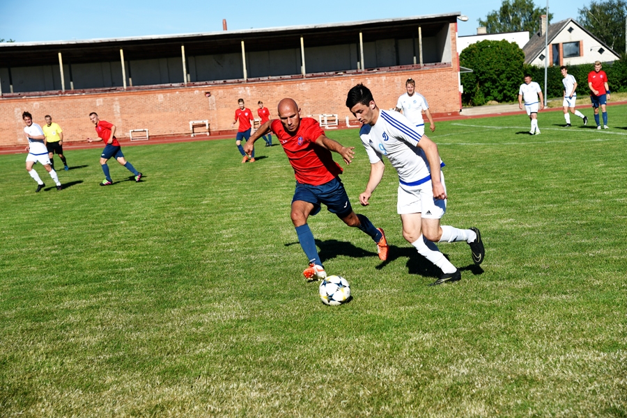 Sindijs Smalkais (no kreisās) cenšas atņemt bumbu pretiniekam.
Autors: Uldis Varnevičs