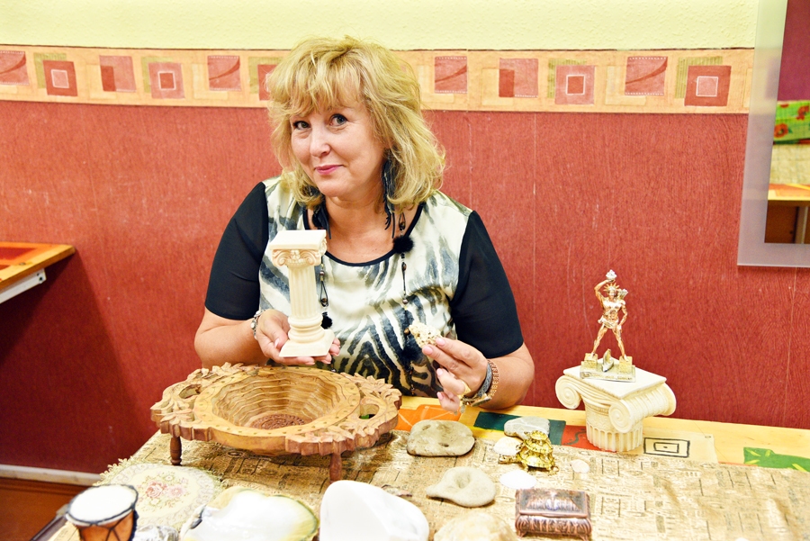 Janai Arājai patīk no Krētas atvestā mazā marmora kolona, kas ir skaists dizaina elements. Uz galda stāv Taizemē iegādāts koka trauks, kas izveidots no vienas plāksnes, pieskrūvētas tikai kājiņas, jūras veltes, arī gliemežnīcas vāks, kurā bija pērle. Tagad tur ielikta cita pērle.
Autors: Uldis Varnevičs