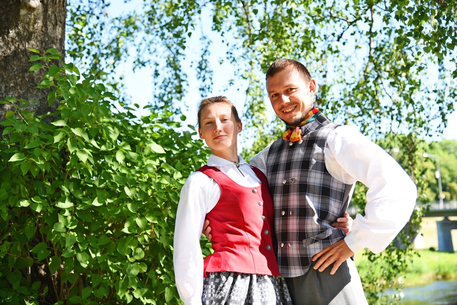 Darja un Māris Tupeši jaunajos tautastērpos Mēmeles krastā Bauskā.
Autors: Uldis Varnevičs