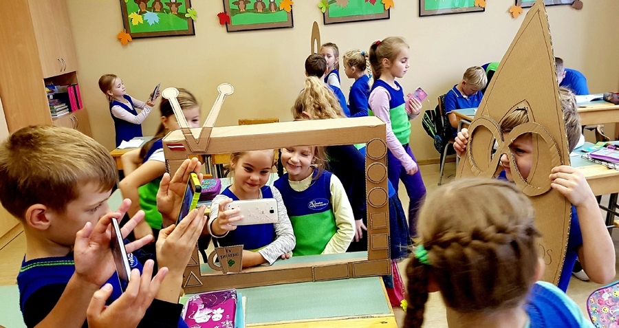 Bauskas sākumskolas 1.a klases skolēni aizvadītajā mācību gadā, darbojoties «eTwinning» projektā «Mans pirmais simts».
Autors: no albuma