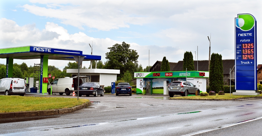 DUS «Neste» Vecumniekos otrdien, 12. jūnijā, darbinieki strādā, lai jau vakarā DUS atsāktu darbu.
Autors: Žanna Zālīte