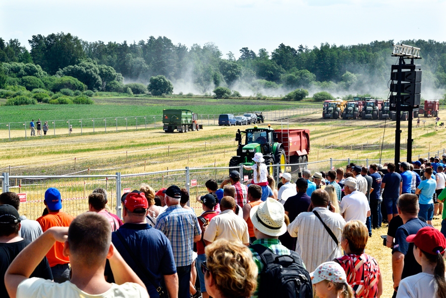 Sacensībās. Traktori kalnā velk piekabes.
Autors: Ivars Bogdanovs