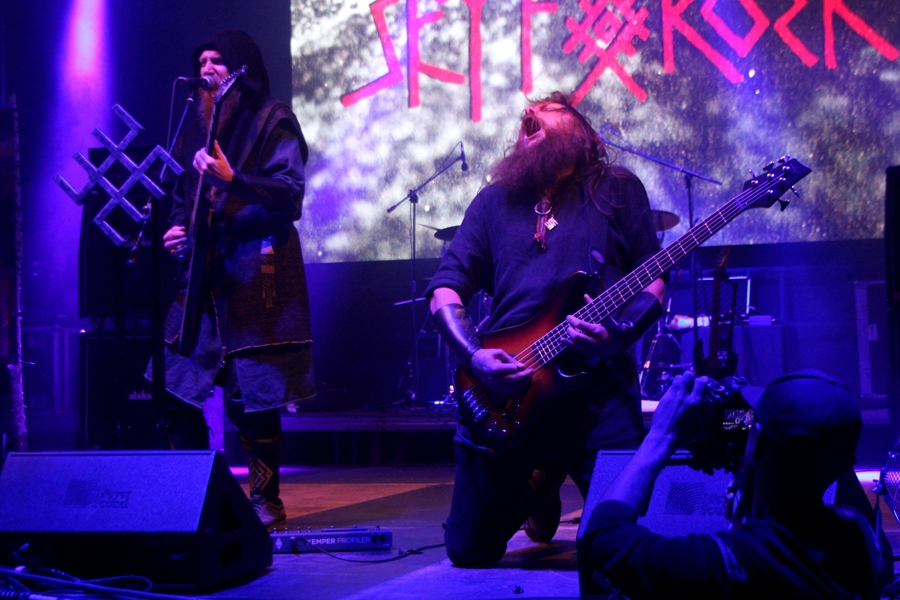 Folkmetāla grupa «Skyforger» (latviski – «Debesu kalējs») izveidota 1995. gadā. Festivālā «Zobens un lemess» Bauskā tā atskaņoja pirms 20 gadiem izdoto savu pirmo albumu «Kauja pie Saules».
Autors: Juris Kalniņš