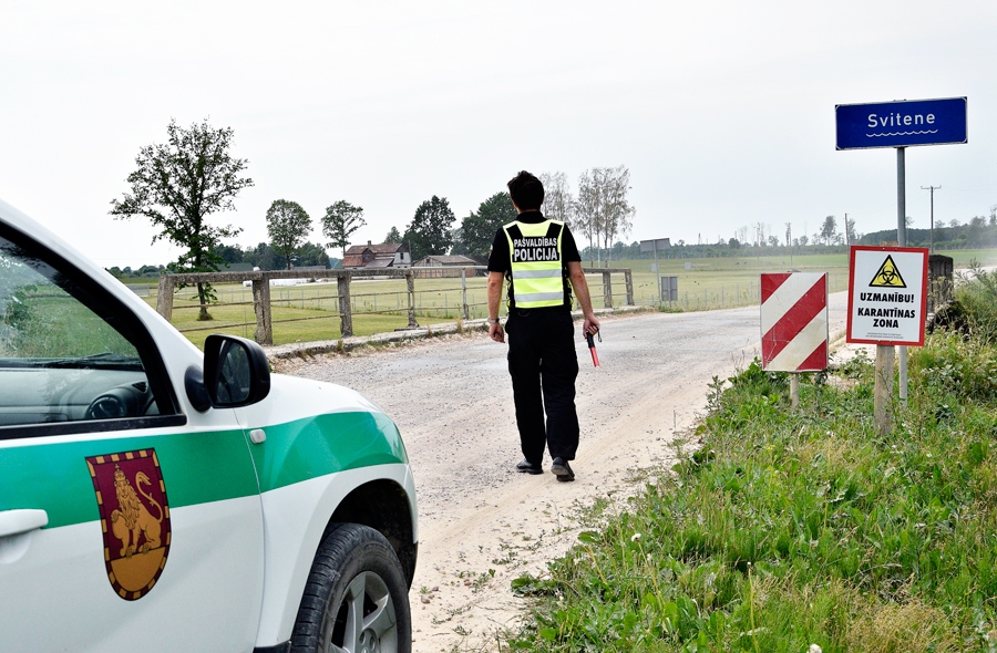 Mārtiņš Brikers, Rundāles novada pašvaldības policists, patrulē un kontrolē, lai dzīvnieku pārvadāšanas ierobežojumus tiešām ievērotu.
Autors: Ivars Bogdanovs