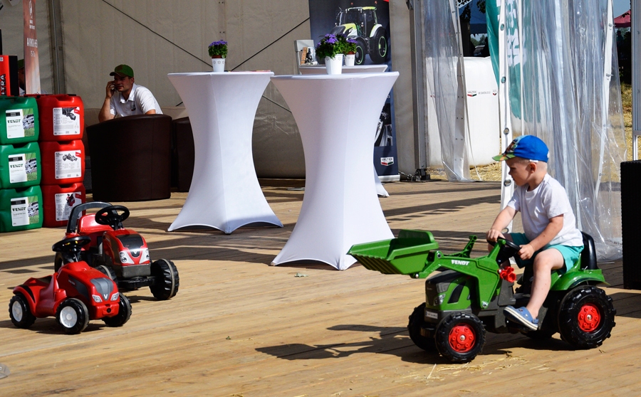 Ar traktoriem «uz tu» jau no bērna kājas.
Autors: Ivars Bogdanovs