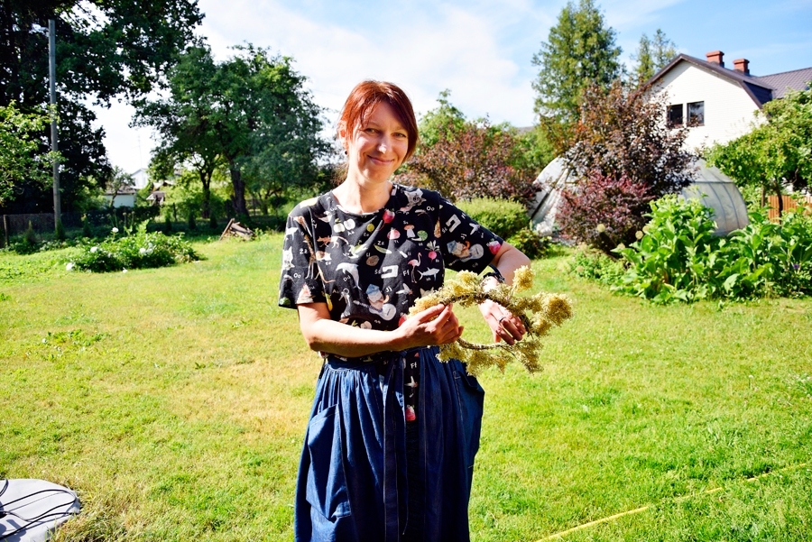 Ilze Zandberga Vecumniekos nodarbojas ar zāļu tēju vākšanu, sagatavošanu un pārdošanu. Pašlaik tiek žāvēti plūškoka ziedi, no kuriem Līgodienai var tapt arī jauks un reibinoši smaržīgs vainadziņš.
Autors: Ivars Bogdanovs