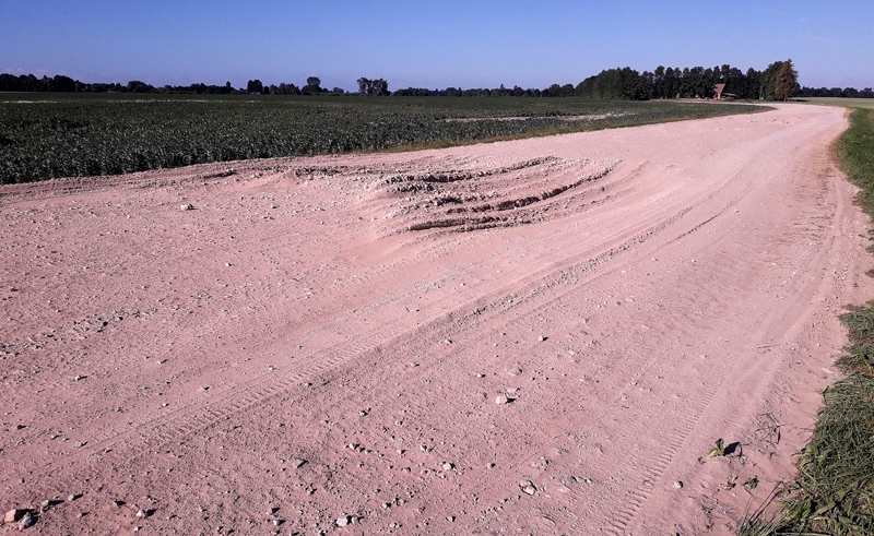 Smilšu vanna uz ceļa Grenctāles pienotava–Ērgļi ir visas brauktuves platumā. Lai te izbrauktu, nepieciešams pārvietoties daļēji pa grāvi.
Autors: Vilnis Auzāns