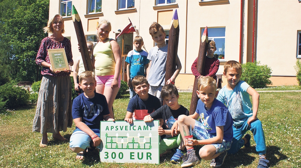 Strautiņu pamatskolas 2. klases skolēni un pulciņa «Prātnieks» dalībnieki ar skolotāju Guntu Epneri.
Autors: Līga Vīksna