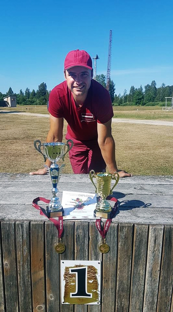 Dainis Upelnieks ar balvām, kas iegūtas Baltijas kausa izcīņā stenda šaušanā.
Autors: no D. Upelnieka albuma