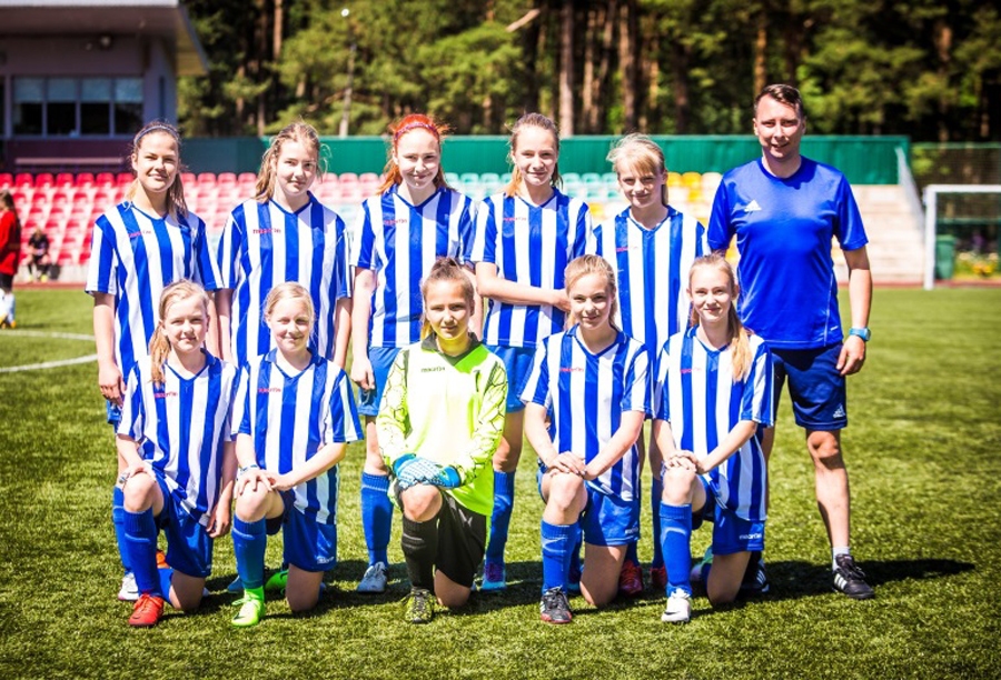 FK «Iecava» U14 vecuma grupas vienība un treneris Jevgenijs Gedertsons.
Autors: no lff.lv