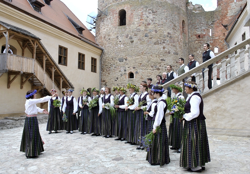 Bauskas kultūras centra jauktais koris «Mežotne» dzied Bauskas pils pagalmā.
Autors: Vilnis Auzāns