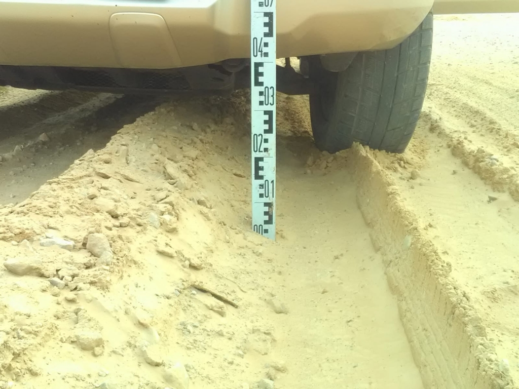 Grants un smilšu izlīdzināšana ir pilnīgi bezjēdzīga. Pa «laboto» posmu pārbraucot ar auto, redzams, kā tas teju uzsēdies uz smiltīm.
Autors: Gatis Skurba