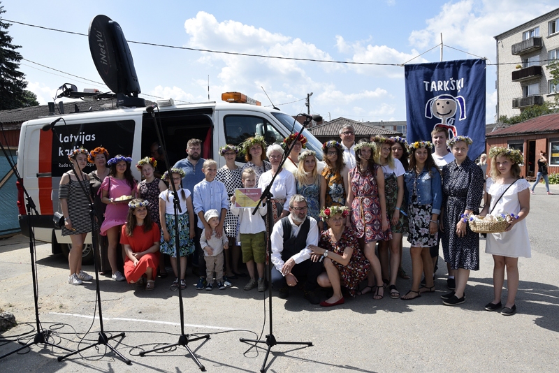 Iecavas tirgus laukumā savu skaņdarbu izpildīja folkloras kopa «Tarkšķi».
Autors: Ivars Bogdanovs