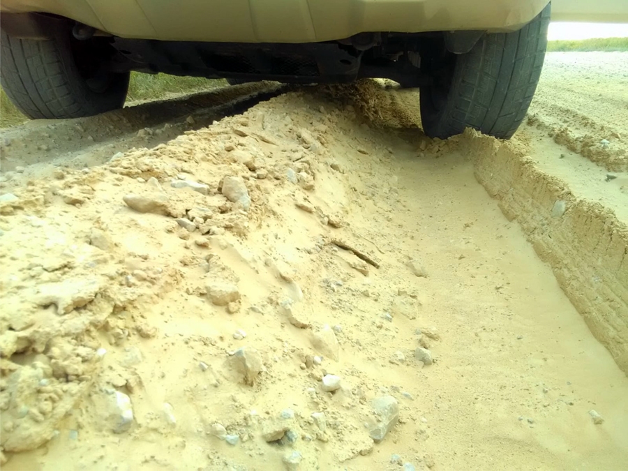 Grants un smilšu izlīdzināšana ir pilnīgi bezjēdzīga. Pa «laboto» posmu pārbraucot ar auto, redzams, kā tas teju uzsēdies uz smiltīm.
Autors: Gatis Skurba