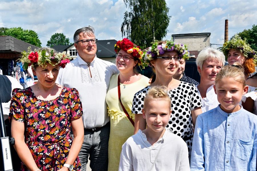 Folkloras kopas «Tarkšķi» dalībnieki Iecavas tirgus laukumā gatavojas apdziedāšanai.
Autors: Ivars Bogdanovs