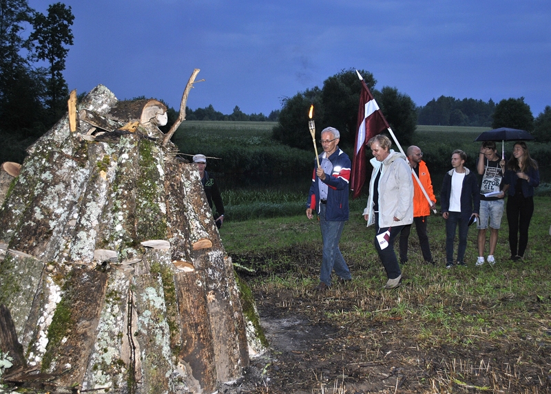 Mēmeles krastā lielo ugunskuru aizdedz Brunavas pagasta pārvaldes vadītāja Baiba Marčenkova un novada domes priekšsēdētāja vietnieks Voldemārs Čačs.
Autors: Vilnis Auzāns