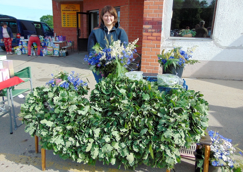 Piektdien, 22. jūnijā, Bauzē tirgojās Baiba no Vecumnieku novada Valles pagasta Pētermuižas.
Autors: Indra Vētra