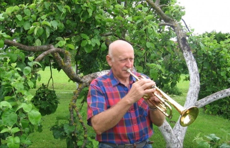 Jānis Kalniņš vada Skaistkalnes pūtēju orķestri un Līgo dienā kopā orķestri apciemo pagasta Jāņus.
Autors: lr1.lsm.lv