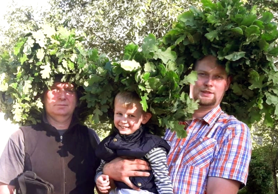 Trīs paaudžu Jāņi Krieviņi pulcējas dzimtas mājās, lai kopīgi svinētu un līksmotu par godu savam vārdam un senču tradīcijām.
Autors: no albuma