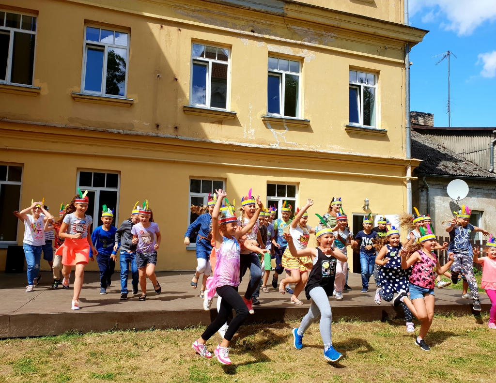 Nometnes noslēguma dienā bērni saviem vecākiem rādīja, ko ir apguvuši nedēļas laikā.
Autors: www.bauskasdzive.lv
