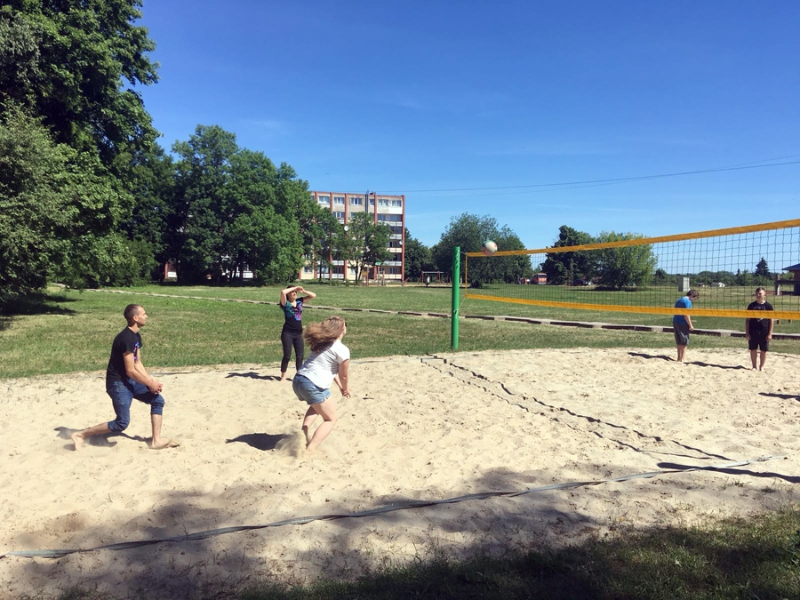 Gailīšu pagastā viens no jaunatnes darbinieces Robertas Dadžānes organizētajiem pasākumiem – jauniešu sporta diena.
Autors: no albuma