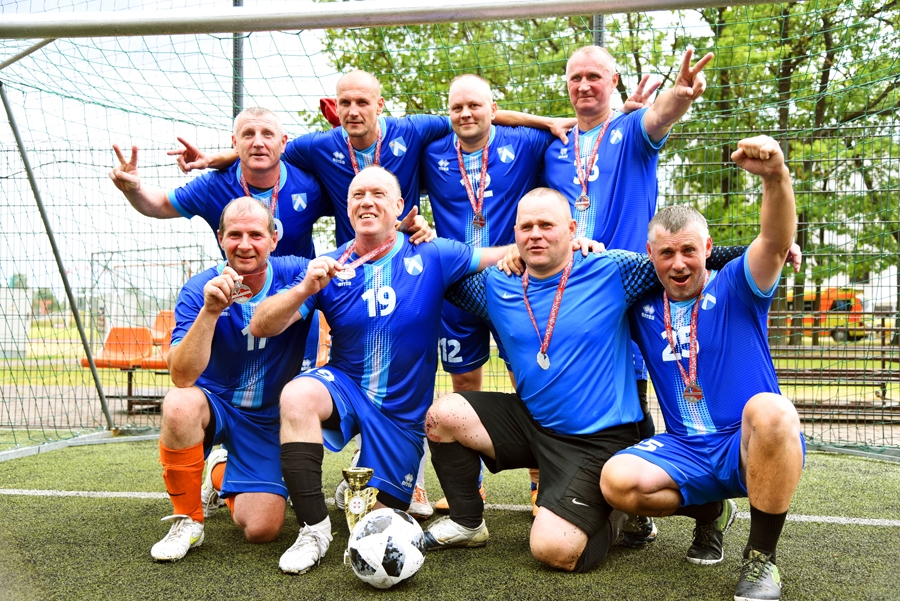 Bauskas novada 45+ vecuma grupas futbolisti priecājas par izcīnītajām sudraba godalgām.
Autors: Uldis Varnevičs