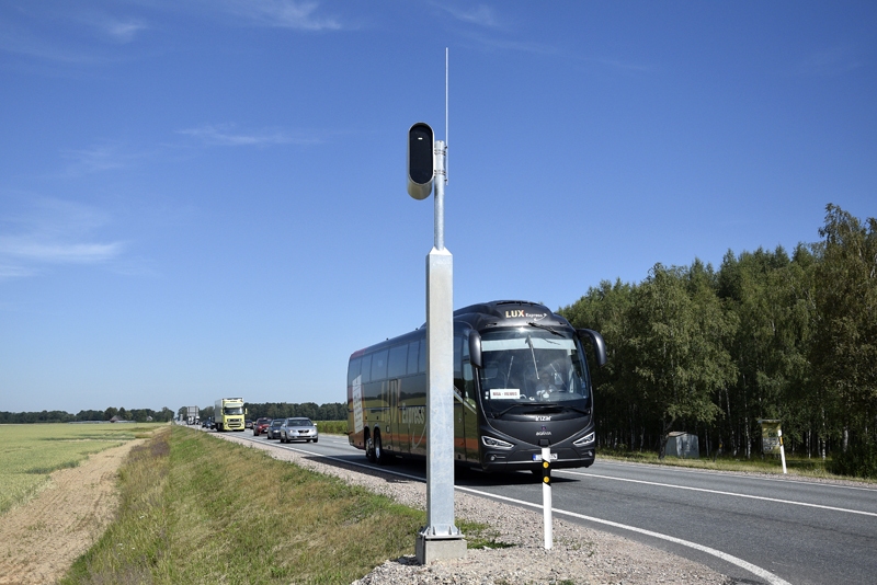 Jaunais fotoradars atrodas pirms degvielas uzpildes stacijas Circle K Ceraukstē.
Autors: Ivars Bogdanovs