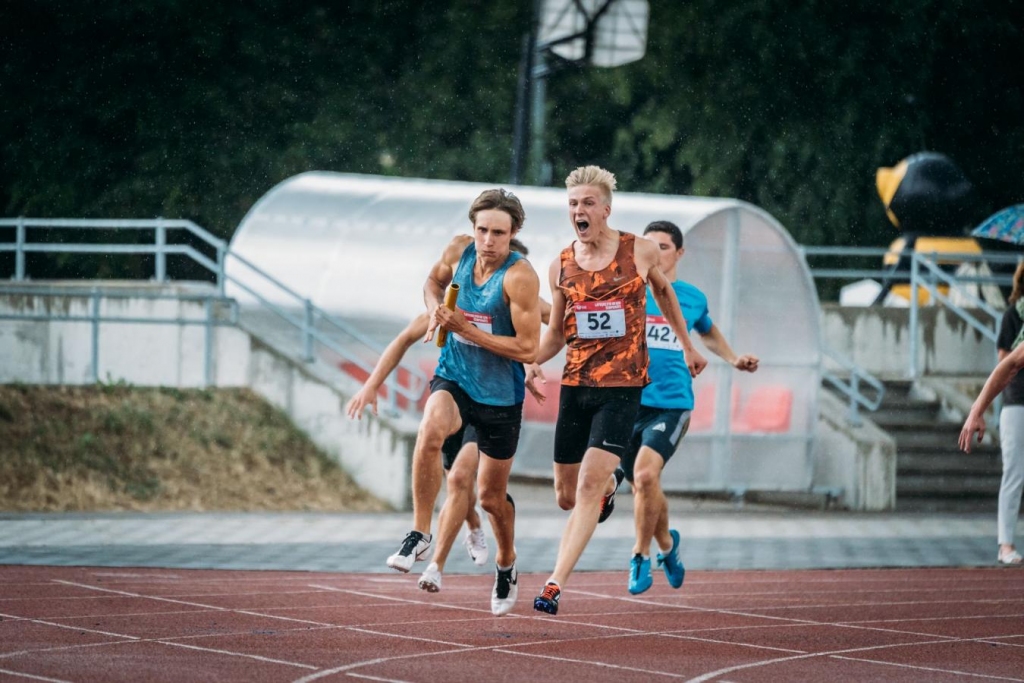 Dāvids Kutra nodod stafetes kociņu Emīlam Rūgumam 4x100 metru stafetē.
Autors: Guntis Bērziņš, athletics.lv