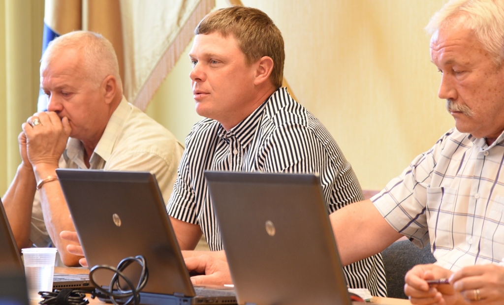 Iecavas novada domes sēdē 26. jūnijā deputāta pilnvaras nolicis zemnieks Egils Druviņš (vidū).
Autors: Uldis Varnevičs