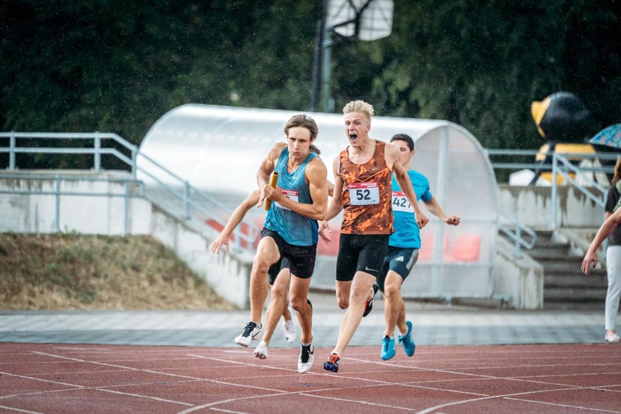 Dāvids Kutra (no labās) nodod stafetes kociņu Emīlam Rūgumam 4×100 metru stafetē.
Autors: Guntis Bērziņš, athletics.lv