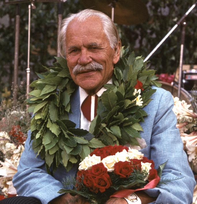Leģendārais latviešu dziesminieks Eduards Rozenštrauhs ir dzimis 1918.gadā un šogad Latvijā tiek atzīmēta lieliskā melodiju autora simtgade! Tam par godu Latvijas koncertzālēs notiek dziesminieka jubilejas koncerti, kuri pilnās zālēs skanēs vēl visu vasaru. Pazīstami mūziķi pulcējušies lai dziedātu pazīstamās dziesmas un atcerētos tautā tik ļoti mīļoto skatuves mākslinieku, kurš pameta šo pasauli 1992.gada 8.martā.
