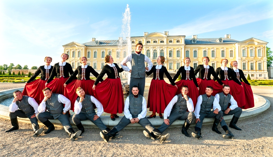 Vidējās paaudzes deju kolektīvs «Rundāle» pirmo reizi lepni dosies uz svētkiem Rīgā jaunajos tērpos.
Autors: Jānis Paļulis