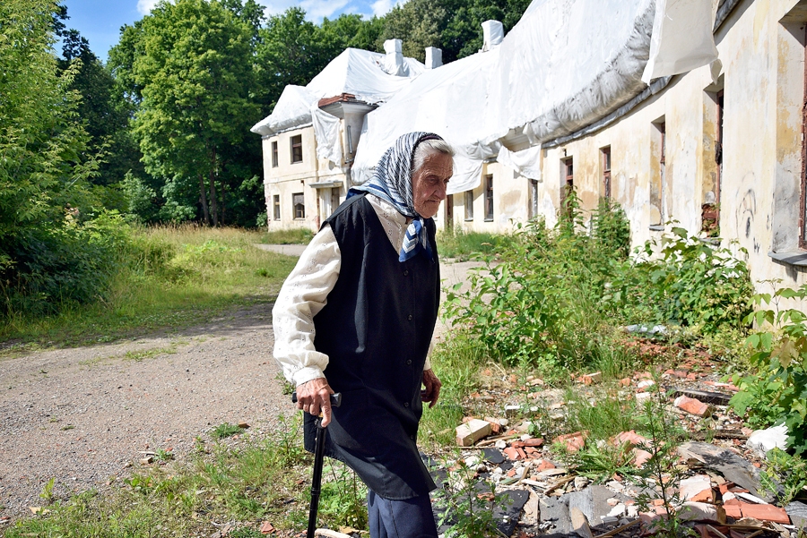 Valda Kļaviņa 27. jūnijā izstaigā Kaucmindes apkārtni.
Autors: Ivars Bogdanovs