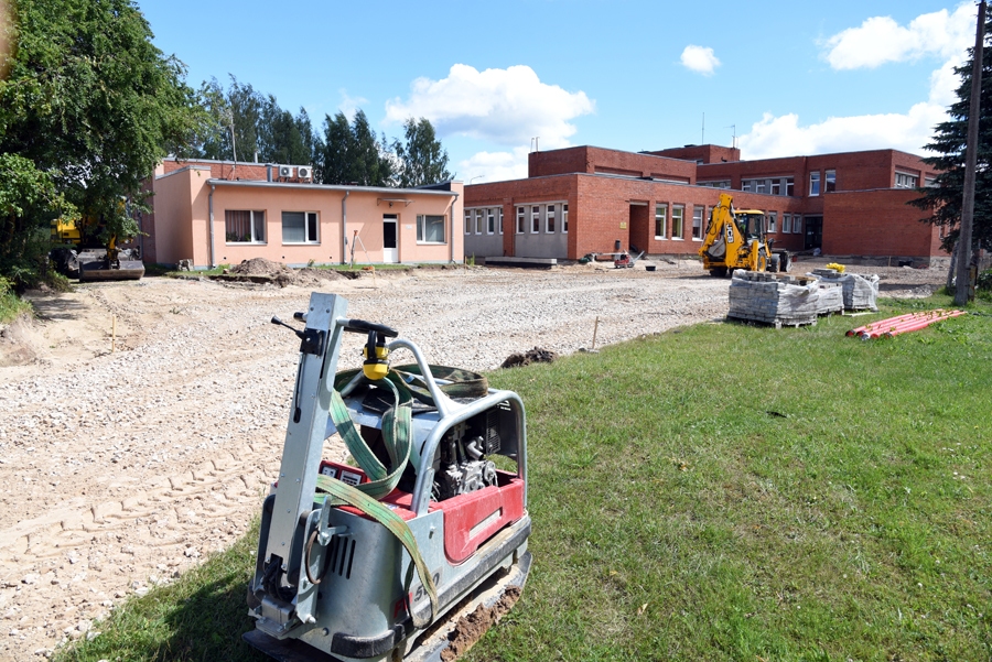 Pie Iecavas veselības centra daļēji paveikta brauktuves pamatnes sagatavošana.
Autors: Uldis Varnevičs