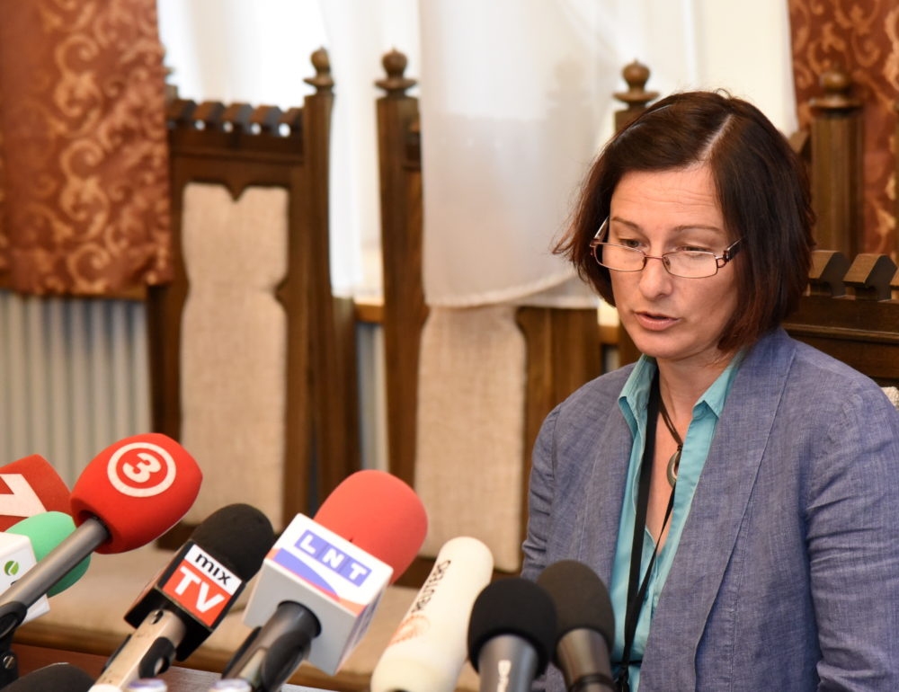 Pēc paziņojuma prokurore Jirgena uz žurnālistu jautājumiem neatbildēja, un arī atturējās prognozēt, kad lieta nonāks tiesā. Pie lietas vēl esot jāstrādā vismaz vairākus mēnešus, sacīja prokurore.
Autors: skaties.lv