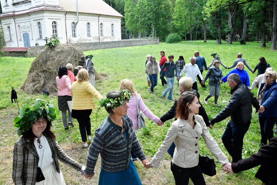 Svētku dalībnieki izbaudīja Pēterdienas dziesmas, dejas un rotaļas Bārbeles folkloras kopas «Tīrums» vadībā.
Autors: Ivars Bogdanovs