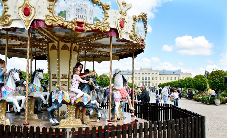 Bērnus priecēja karuselis Rundāles pils parka centrālās alejas vidū.
Autors: Ivars Bogdanovs