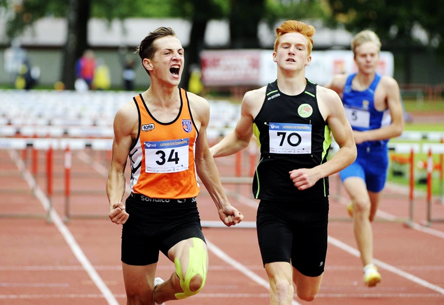 Kristiāns Lauva (no kreisās) un Gvido Miezers 110 metru barjerskrējiena finišā.
Autors: Romāns Kokšarovs, athletics.lv