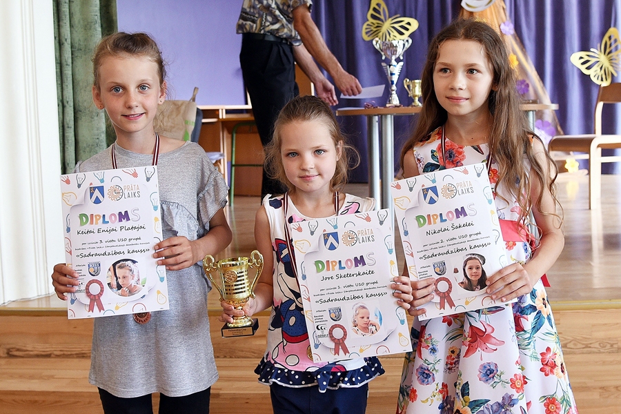 Dambretistes Keita Enija Platā (no kreisās), Jore Sketerskaite un Nikola Šakele bija labākās U10 vecuma grupā.
Autors: Uldis Varnevičs